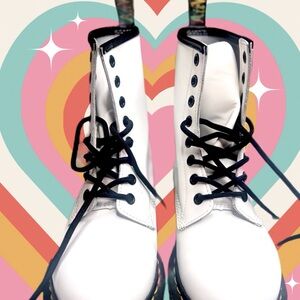 DR. MARTENS | 1460 SMOOTH LEATHER LACE UP BOOTS, WHITE, SZ 6 (37)
